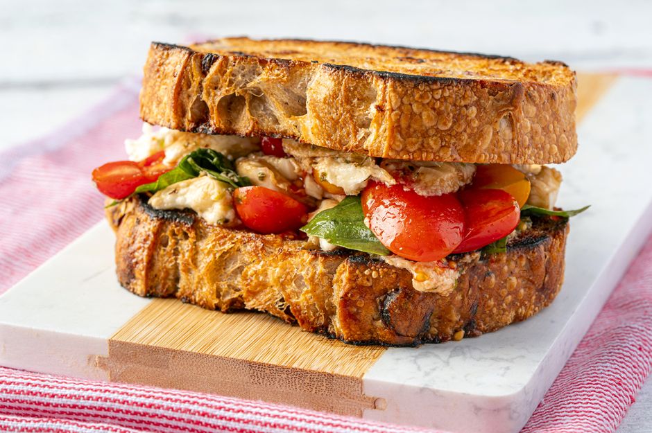 Dopdolu: Mozzarella ve Domatesli Sandviç