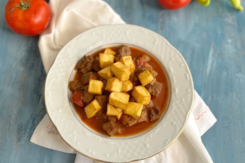 Tas Kebabı Yanına Ne Gider? En Uyumlu Menü Önerileri