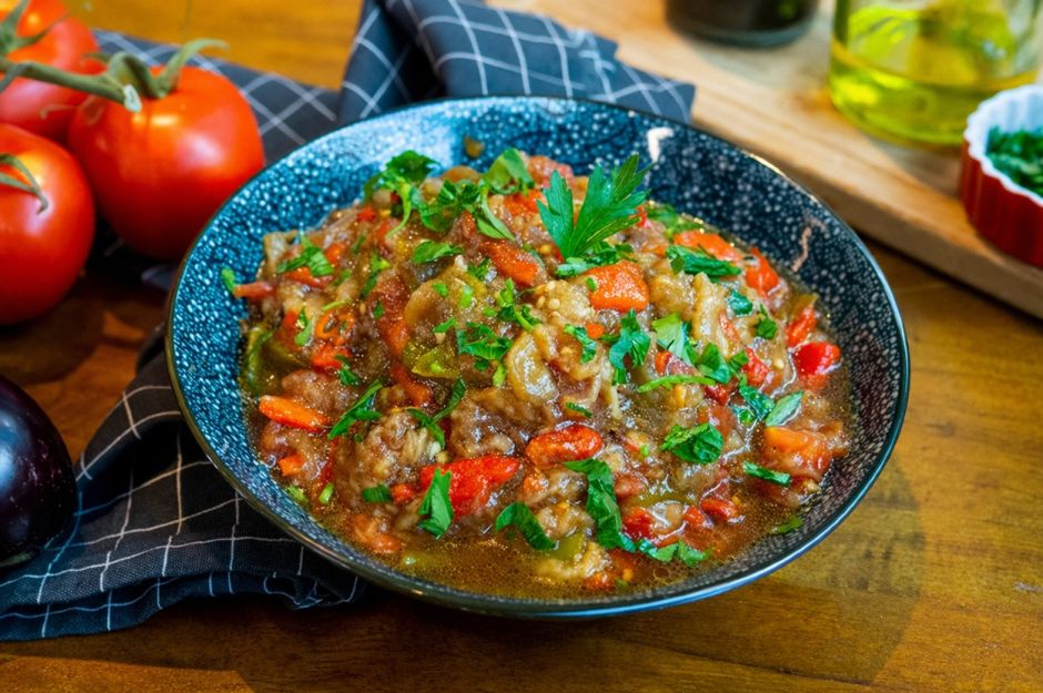 Patlıcanlı Salata Tarifleri: Doyurucu ve Farklı 17 Salata Tarifi