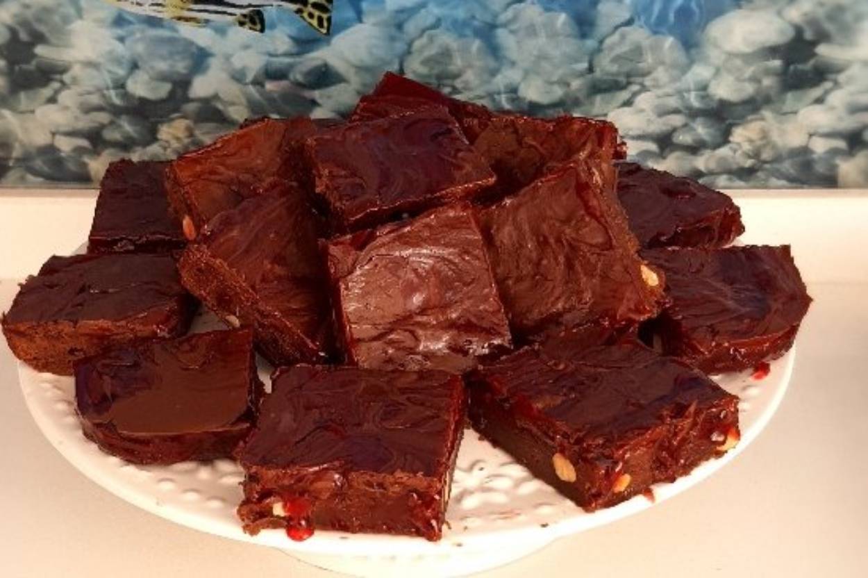 cikolata-ve-frambuaz-soslu-brownie-tarifi