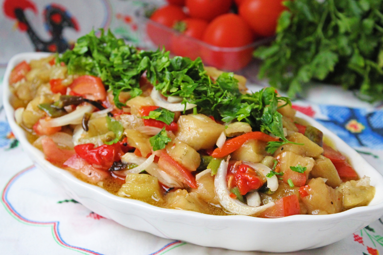 https://yemek.com/tarif/kozlenmis-patlican-salatasi/ | Közlenmiş Patlıcan Salatası Tarifi