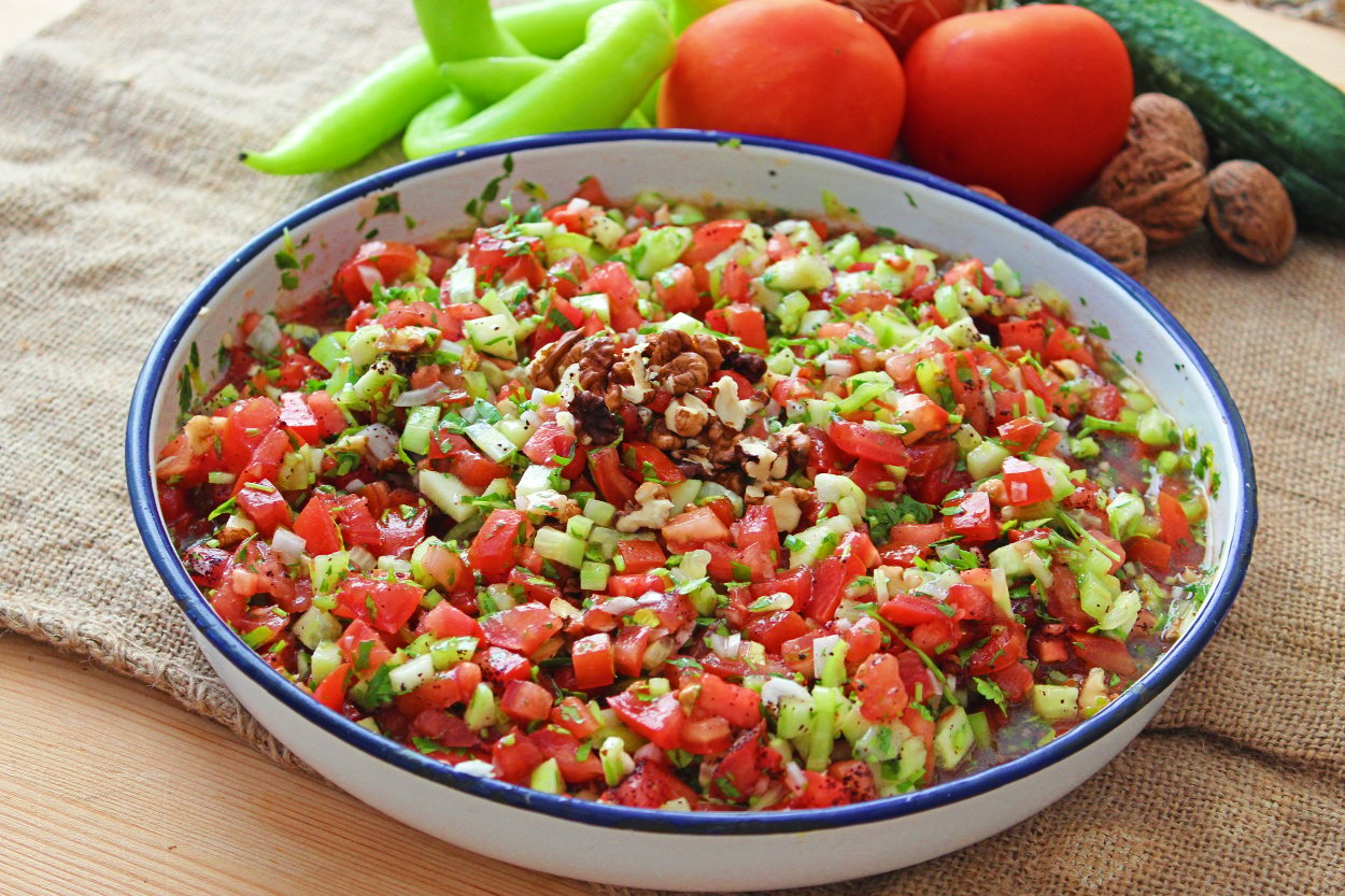 https://yemek.com/tarif/gavurdagi-salatasi/ | Gavurdağı Salatası Tarifi