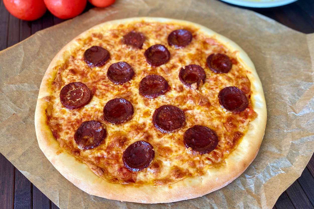 https://yemek.com/tarif/sucuklu-pizza/ | Sucuklu Pizza Tarifi