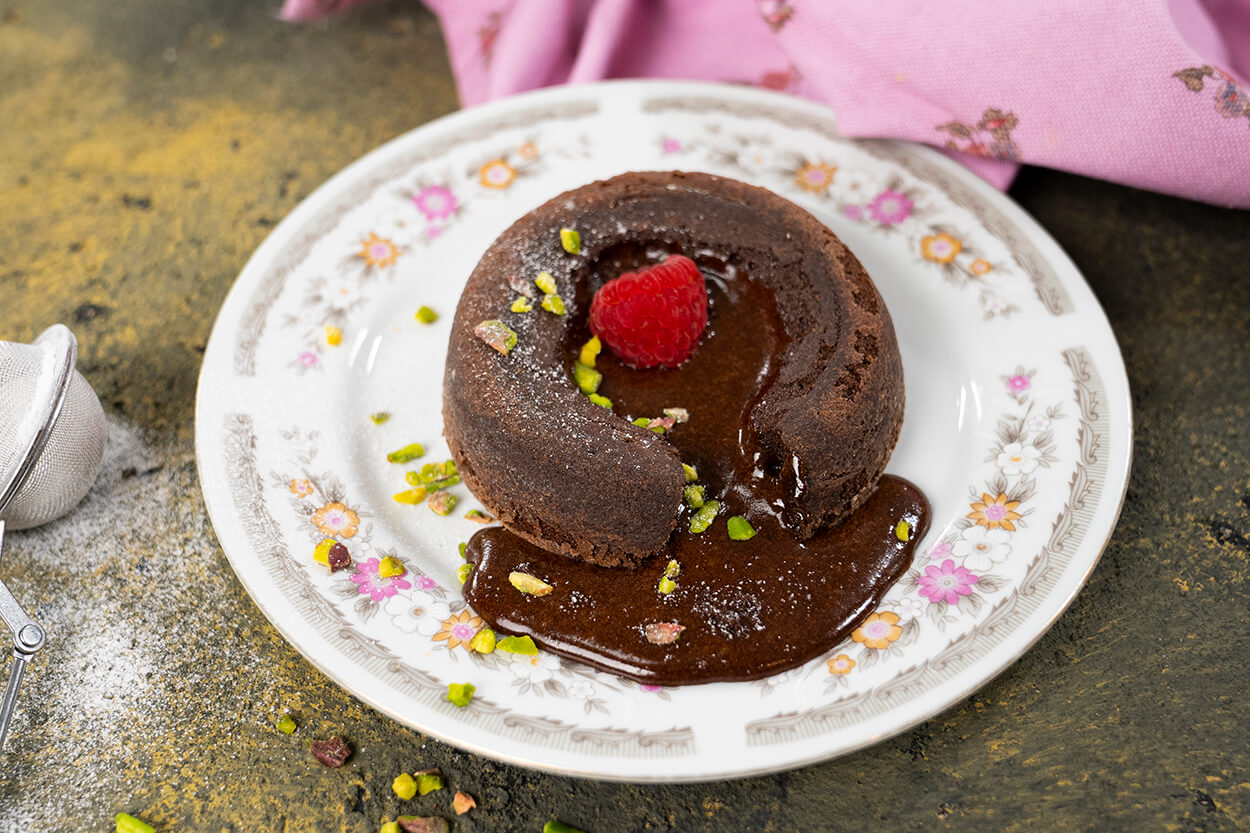 https://yemek.com/tarif/cikolatali-lav-kek-lava-cake/ | Çikolatalı Lav Kek (Lava Cake) Tarifi