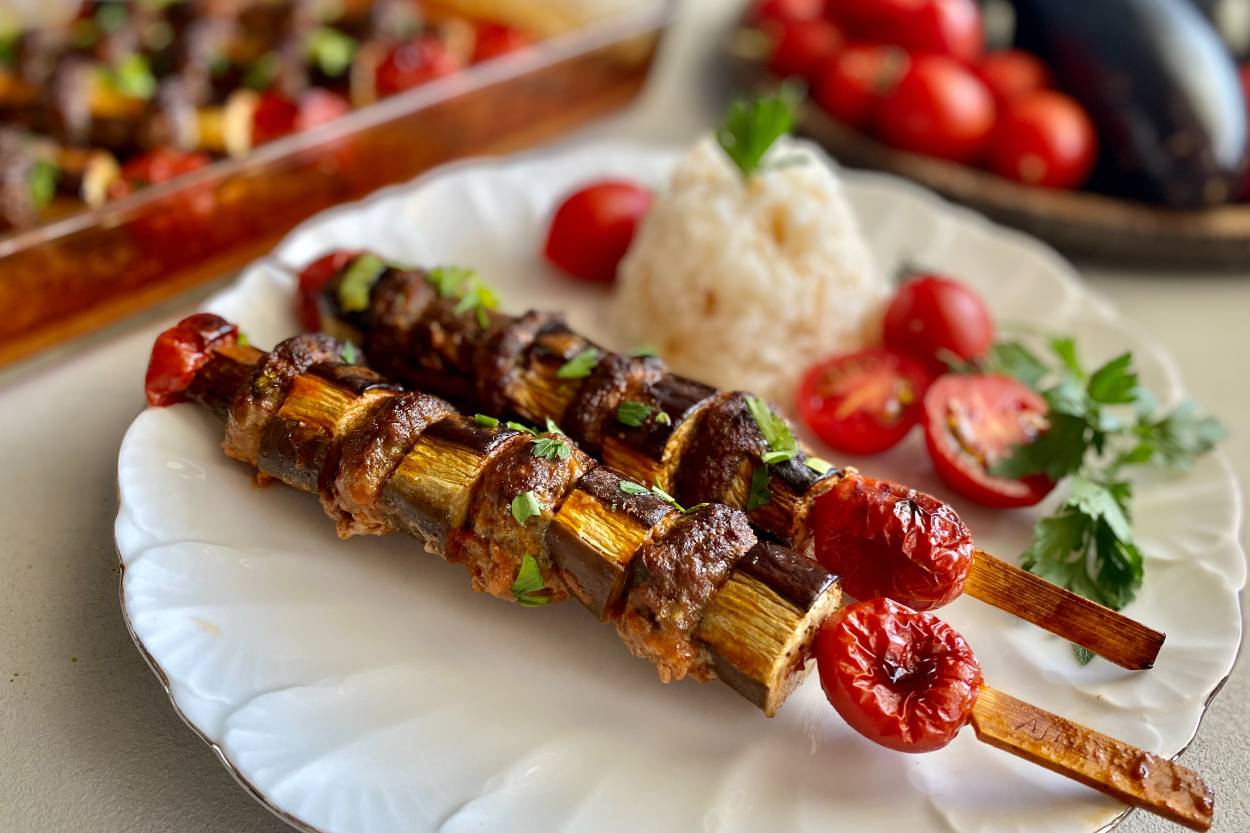 https://yemek.com/tarif/patlican-kebabi/ | Patlıcan Kebabı Tarifi