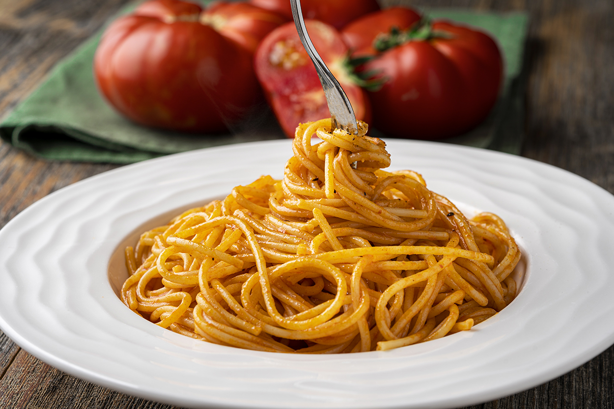 https://yemek.com/tarif/domates-soslu-spaghetti/ | Domates Soslu Spaghetti Tarifi