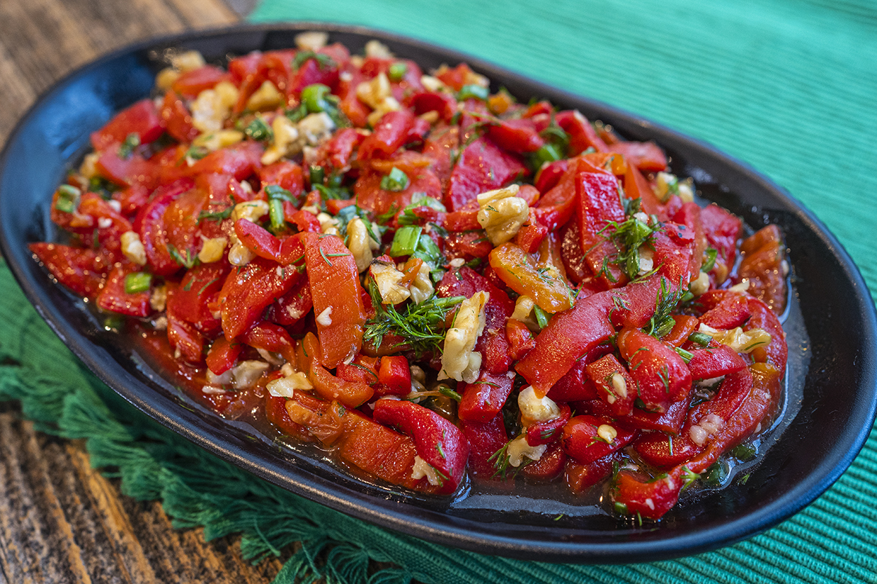 Közlenmiş Biber Salatası Tarifi, Nasıl Yapılır? (Resimli Anlatım