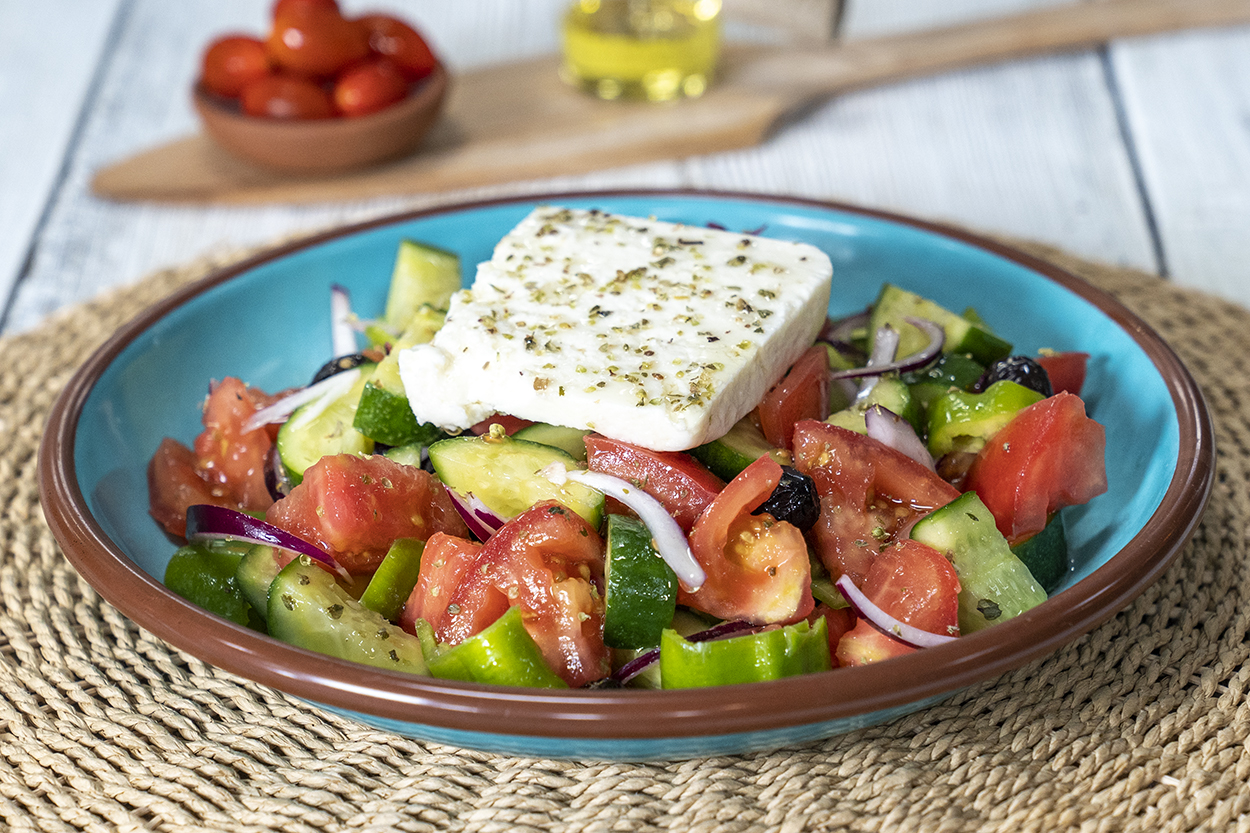 https://yemek.com/tarif/yunan-salatasi/ | Yunan Salatası Tarifi