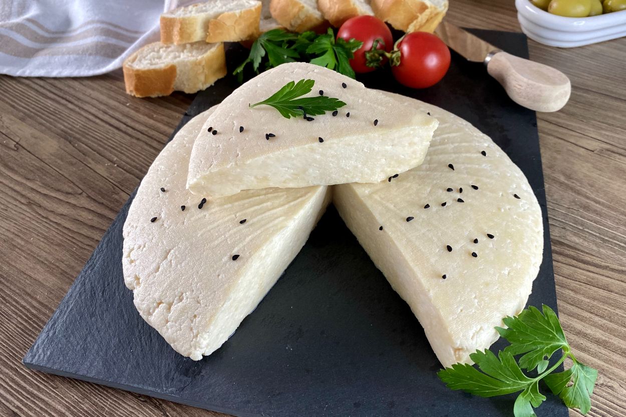 https://yemek.com/tarif/mayasiz-kolay-peynir/ | Mayasız Kolay Peynir Tarifi