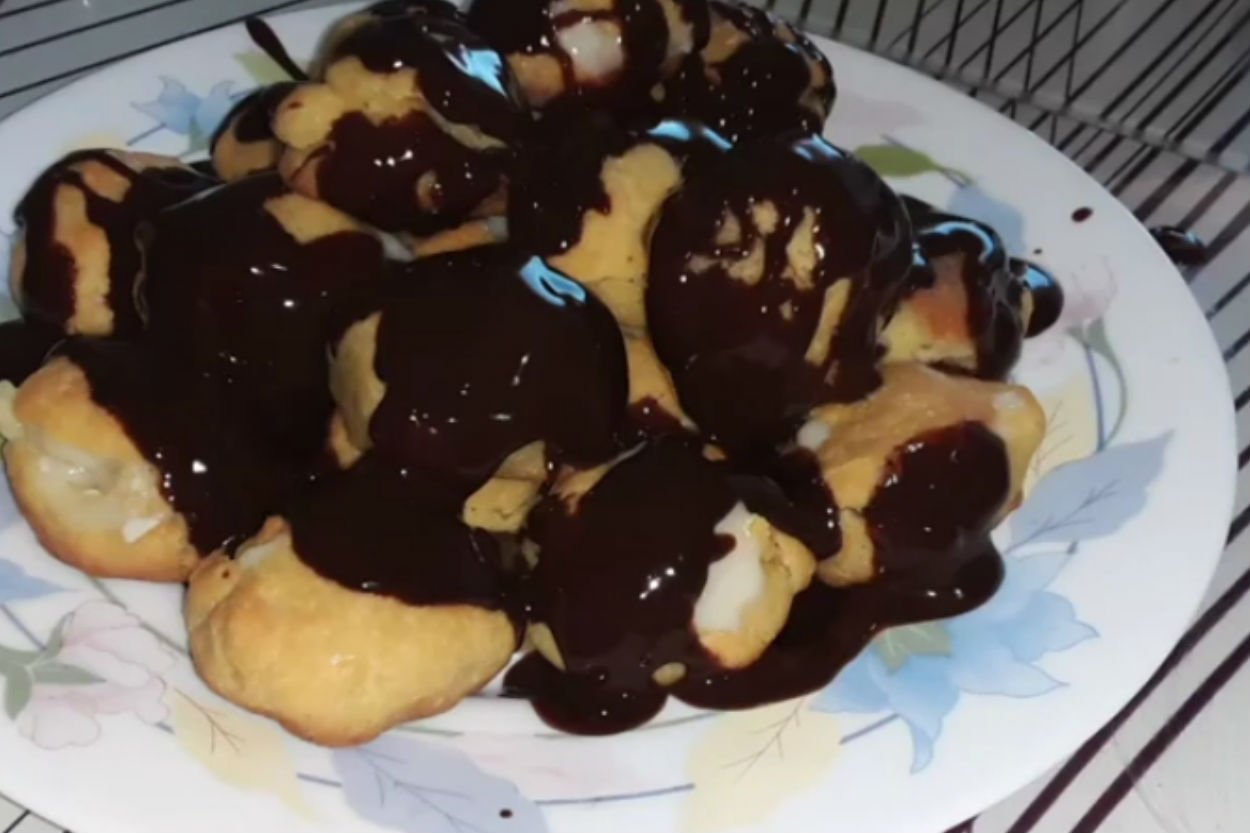 cikolata-soslu-profiterol-tarifi