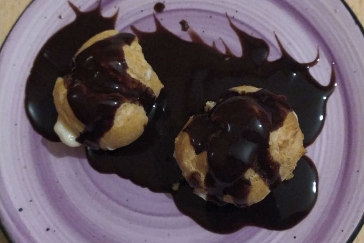 cikolata-soslu-profiterol-tarifi