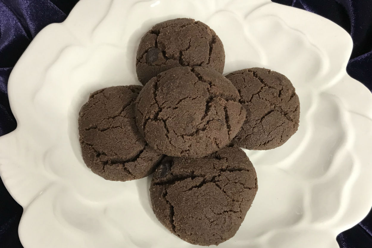 https://yemek.com/tarif/kakaolu-cikolata-parcali-kurabiye/ | Kakaolu Çikolata Parçalı Kurabiye Tarifi