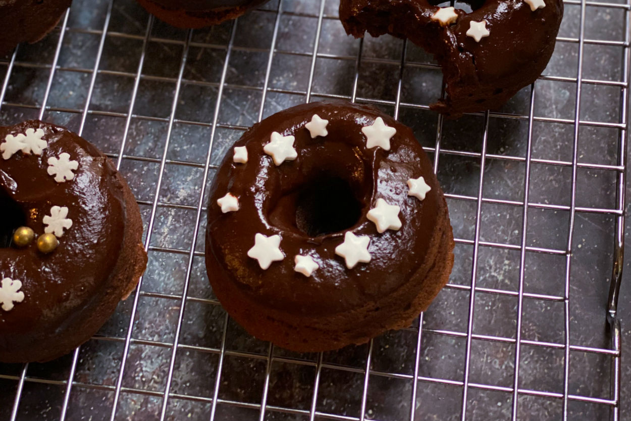 https://yemek.com/tarif/rafine-sekersiz-cikolata-soslu-donut/ | Rafine Şekersiz Çikolata Soslu Donut Tarifi
