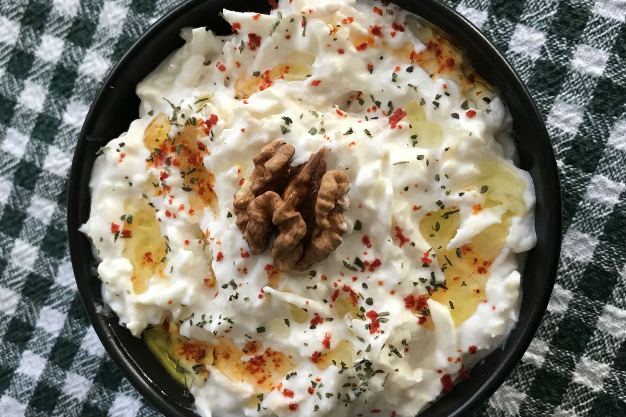 https://yemek.com/tarif/yogurtlu-kereviz-salatasi/ | Yoğurtlu Kereviz Salatası Tarifi