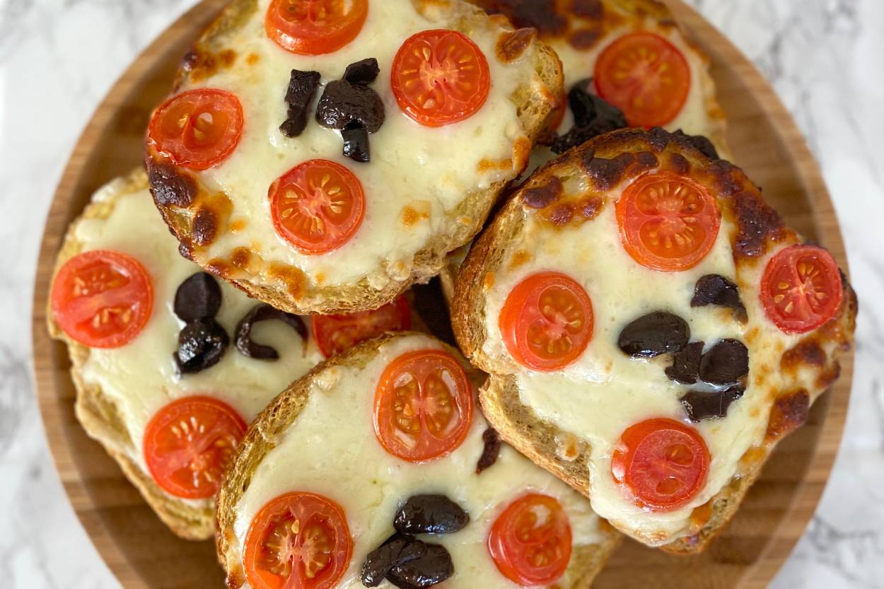 https://yemek.com/tarif/kahvaltilik-pizza-2/ | Kahvaltılık Pizza Tarifi