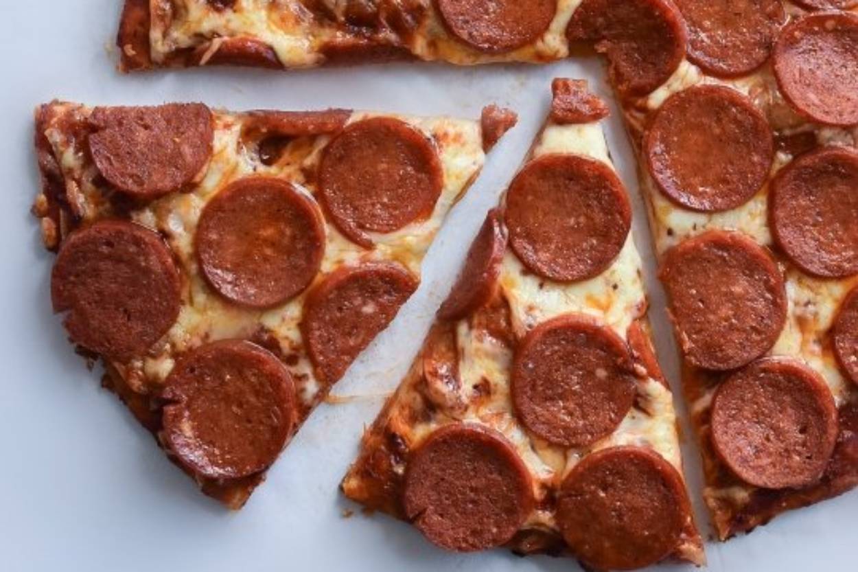 Sucuk Sever Pizza Tarifi, Nasıl Yapılır? - Yemek.com