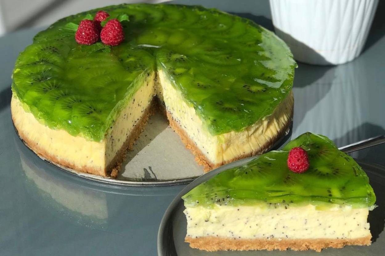 https://yemek.com/tarif/kivili-cheesecake-2/ | Kivili Cheesecake Tarifi