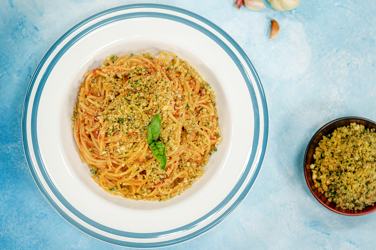 https://yemek.com/tarif/koz-biberli-ve-kuru-domatesli-spagetti/ | Köz Biberli ve Kuru Domatesli Spagetti Tarifi