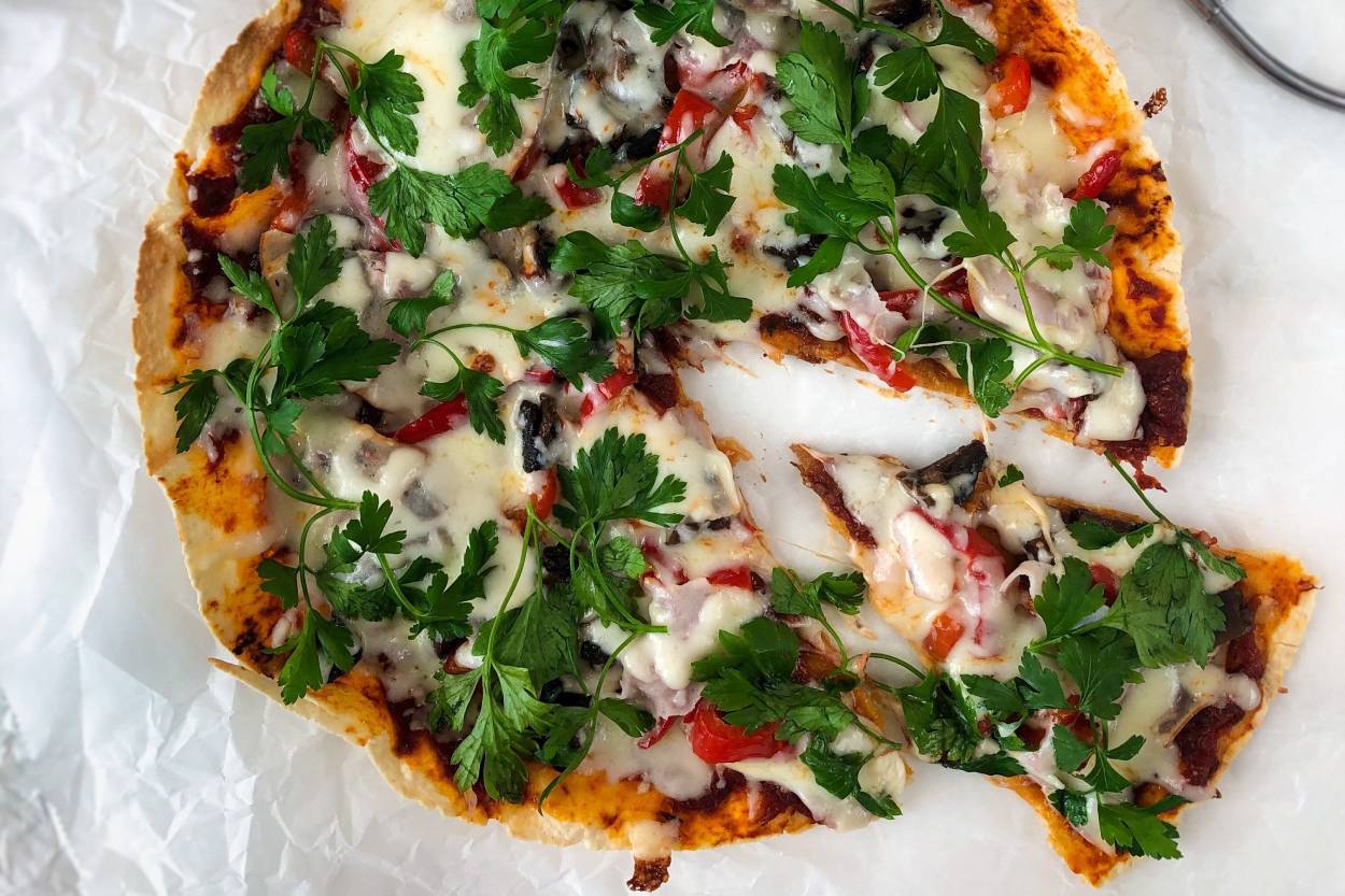 https://yemek.com/tarif/tortilla-pizza-2/ | Tortilla Pizza Tarifi