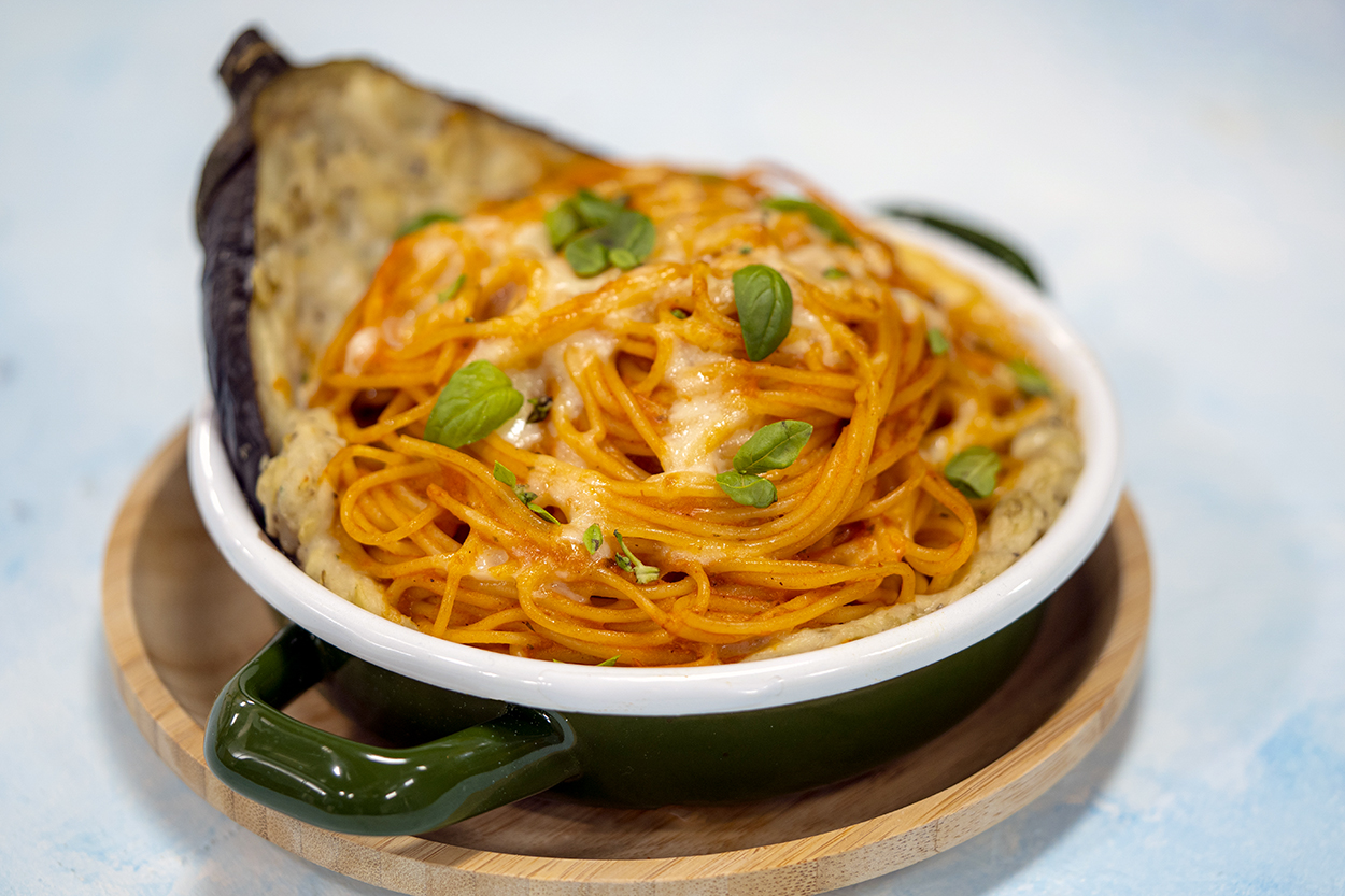 https://yemek.com/tarif/patlicanli-domatesli-spagetti/ | Patlıcanlı Domatesli Spagetti Tarifi