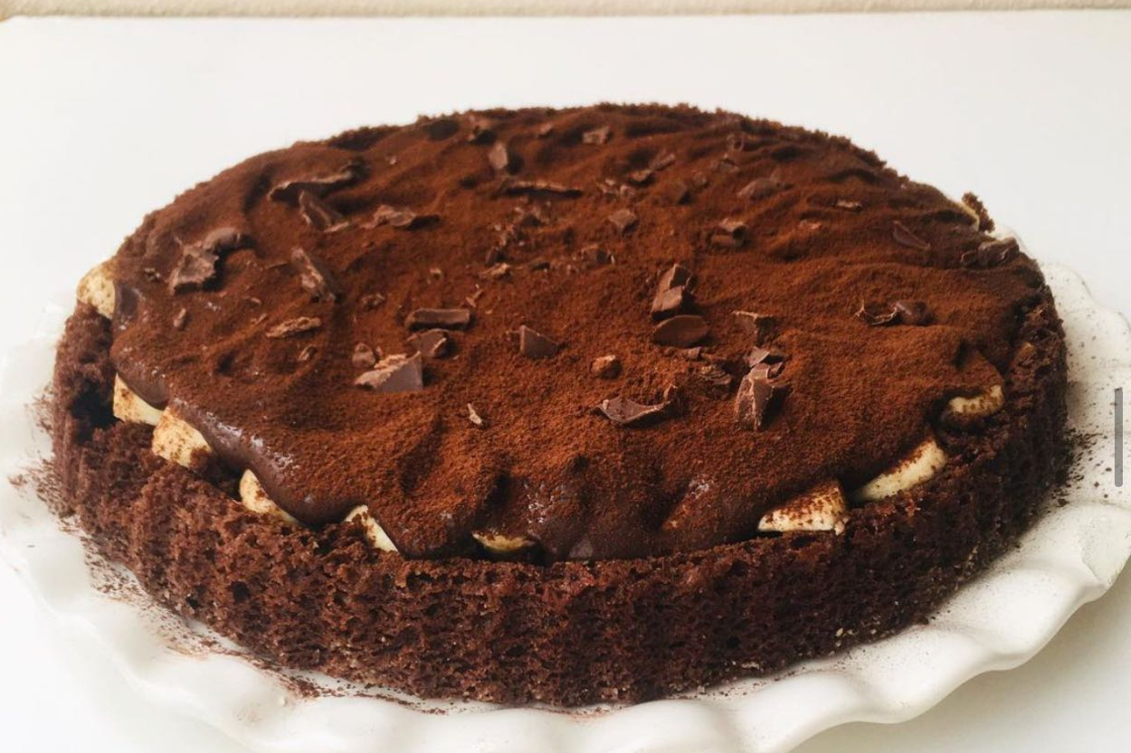 https://yemek.com/tarif/muzlu-cikolatali-tart-kek/ | Muzlu Çikolatalı Tart Kek Tarifi