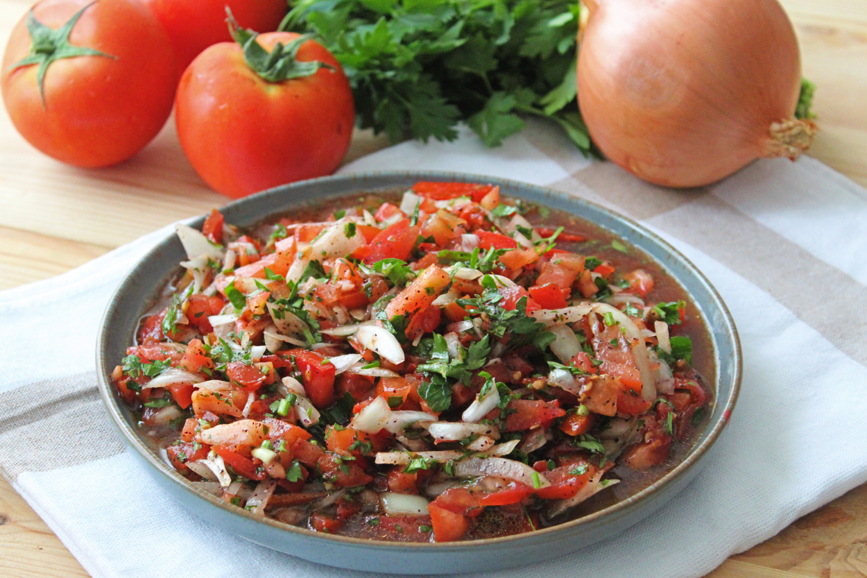 https://yemek.com/tarif/tablaci-salatasi/ | Tablacı Salatası Tarifi