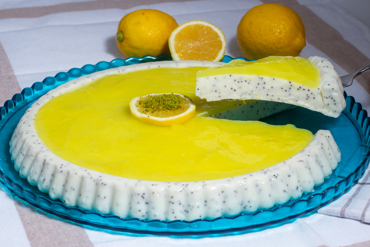https://yemek.com/tarif/limon-soslu-hashasli-muhallebi/ | Limon Soslu Haşhaşlı Muhallebi Tarifi