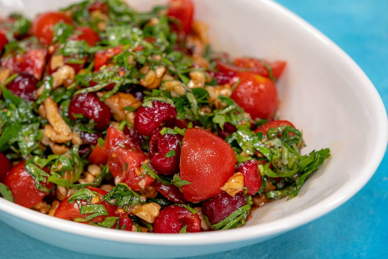 https://yemek.com/tarif/visne-ve-domatesli-yaz-salatasi/ | Vişne ve Domatesli Yaz Salatası Tarifi