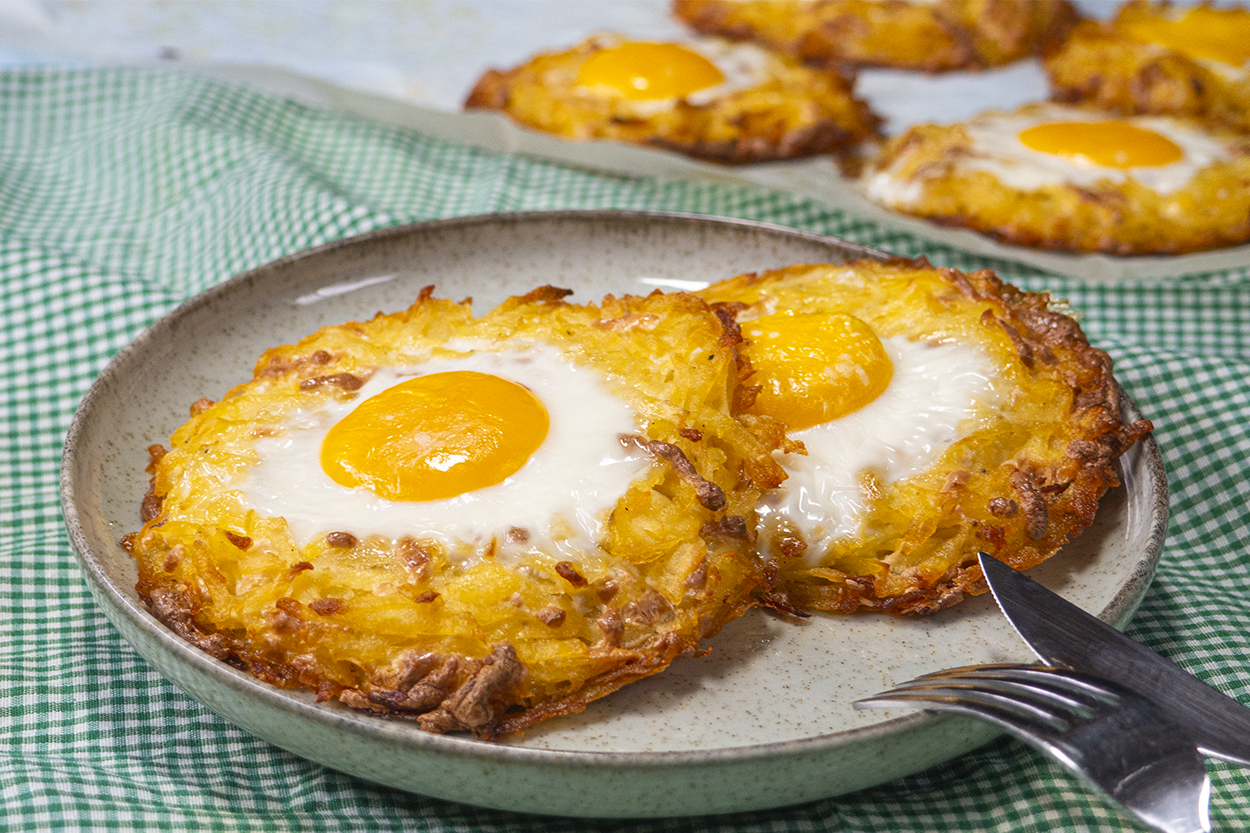 https://yemek.com/tarif/patates-yuvasinda-yumurta/ | Patates Yuvasında Yumurta Tarifi