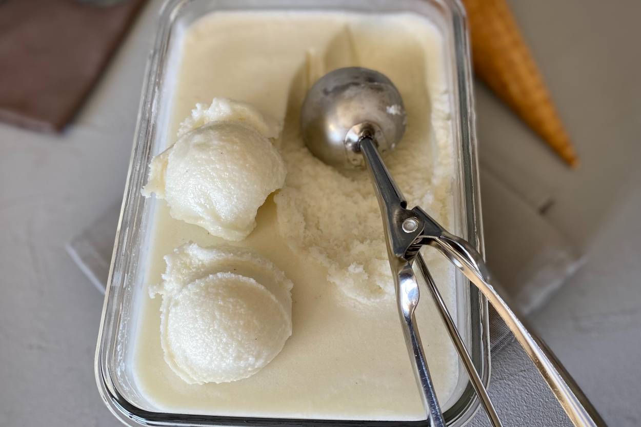 https://yemek.com/tarif/1-paket-salep-ile-1-kilo-dondurma/ | 1 Paket Salep ile 1 Kilo Dondurma Tarifi