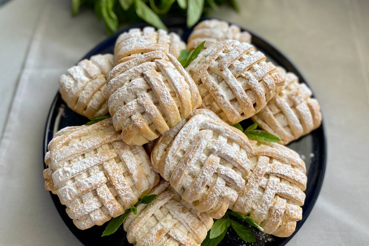 https://yemek.com/tarif/elmali-tarcinli-kafes-kurabiye/ | Elmalı Tarçınlı Kafes Kurabiye Tarifi