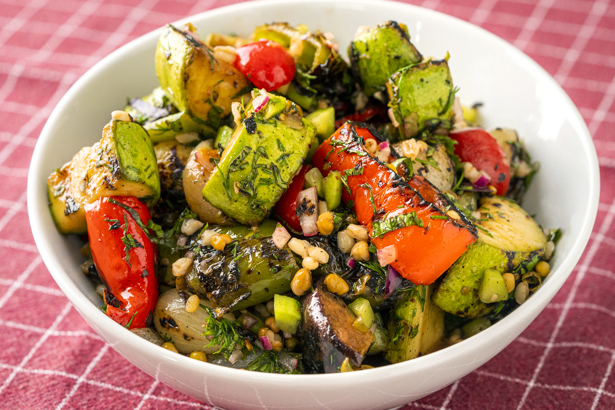 https://yemek.com/tarif/koz-sebze-salatasi/ | Köz Sebze Salatası Tarifi