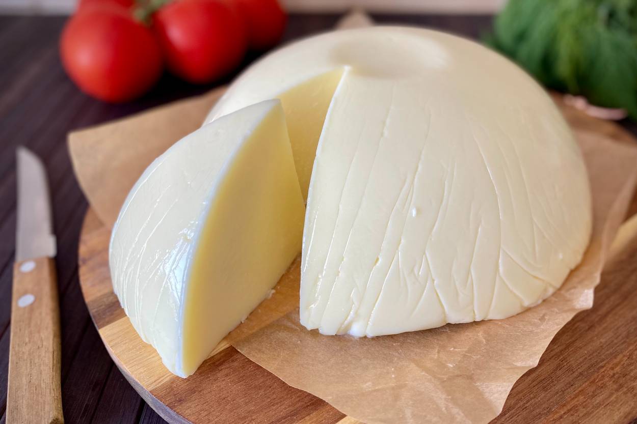 https://yemek.com/tarif/bir-kilo-sutten-bir-bucuk-kilo-kasar-peyniri/ | 1 Kilo Sütten 1,5 Kilo Kaşar Peyniri Tarifi