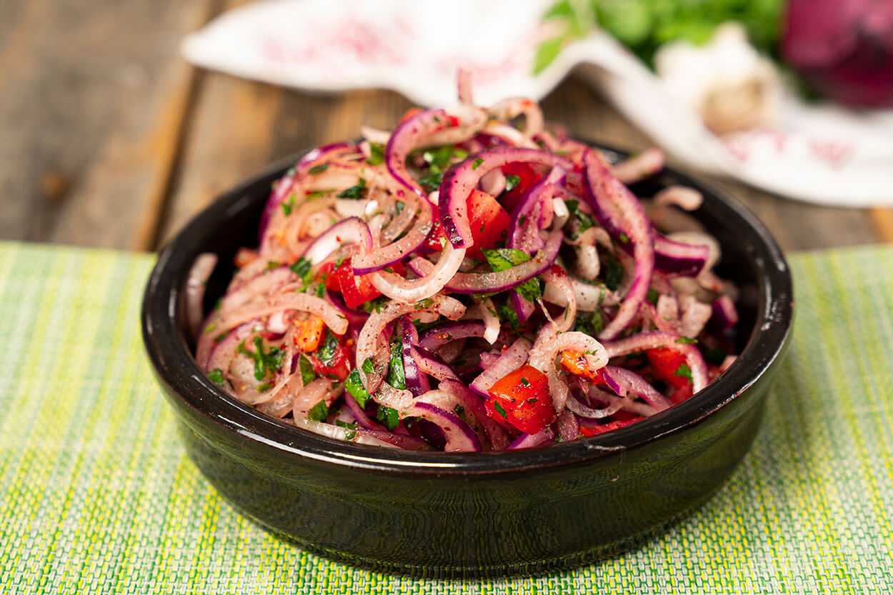 https://yemek.com/tarif/kebapci-salatasi/ | Kebapçı Salatası Tarifi