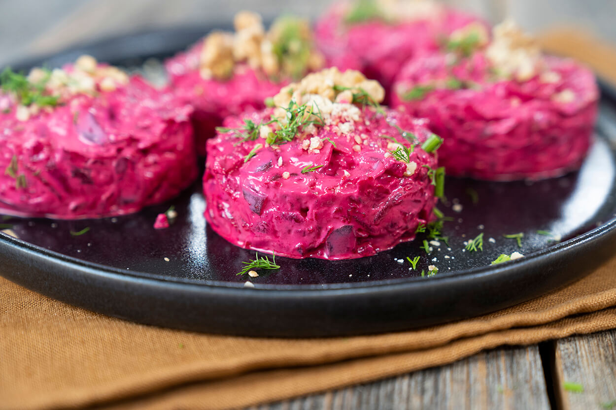 https://yemek.com/tarif/yogurtlu-kirmizi-pancar-salatasi/ | Yoğurtlu Kırmızı Pancar Salatası Tarifi