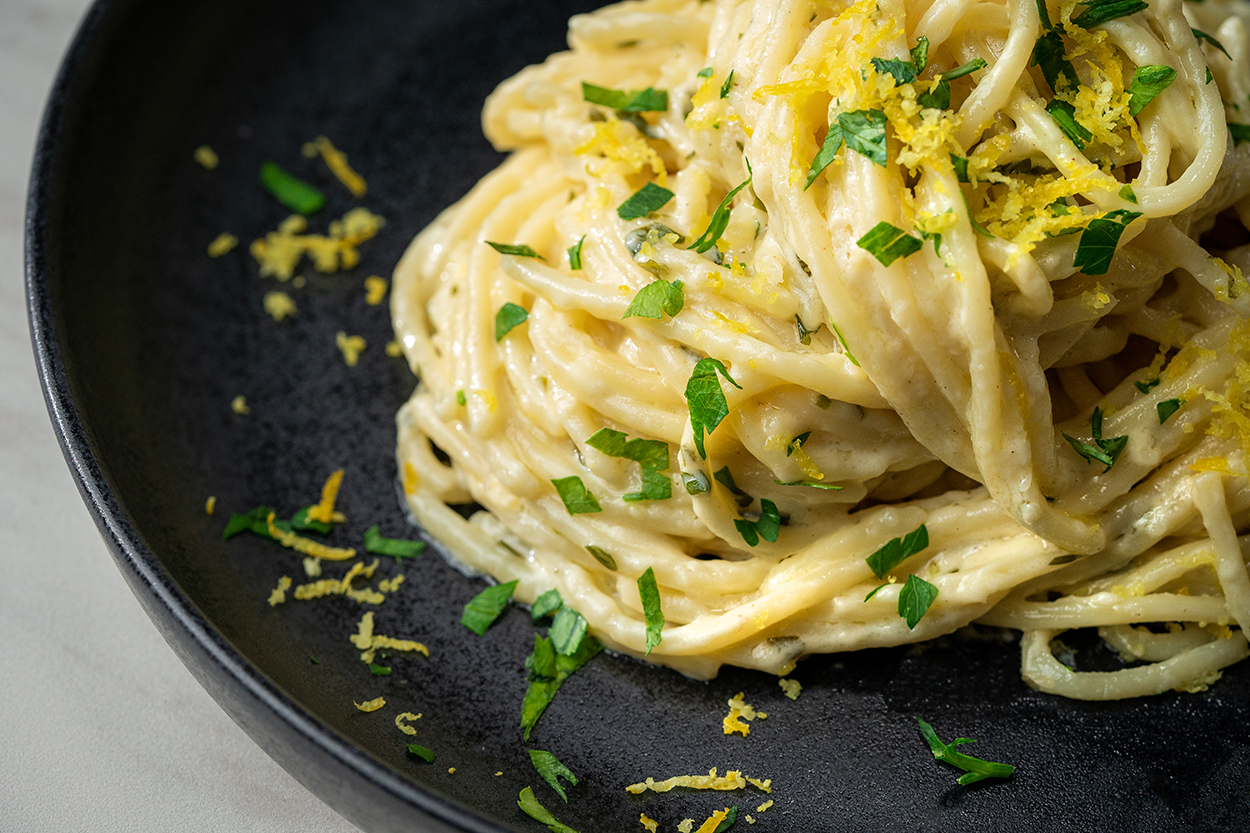 https://yemek.com/tarif/limonlu-sarimsakli-spagetti/ | Limonlu Sarımsaklı Spagetti Tarifi