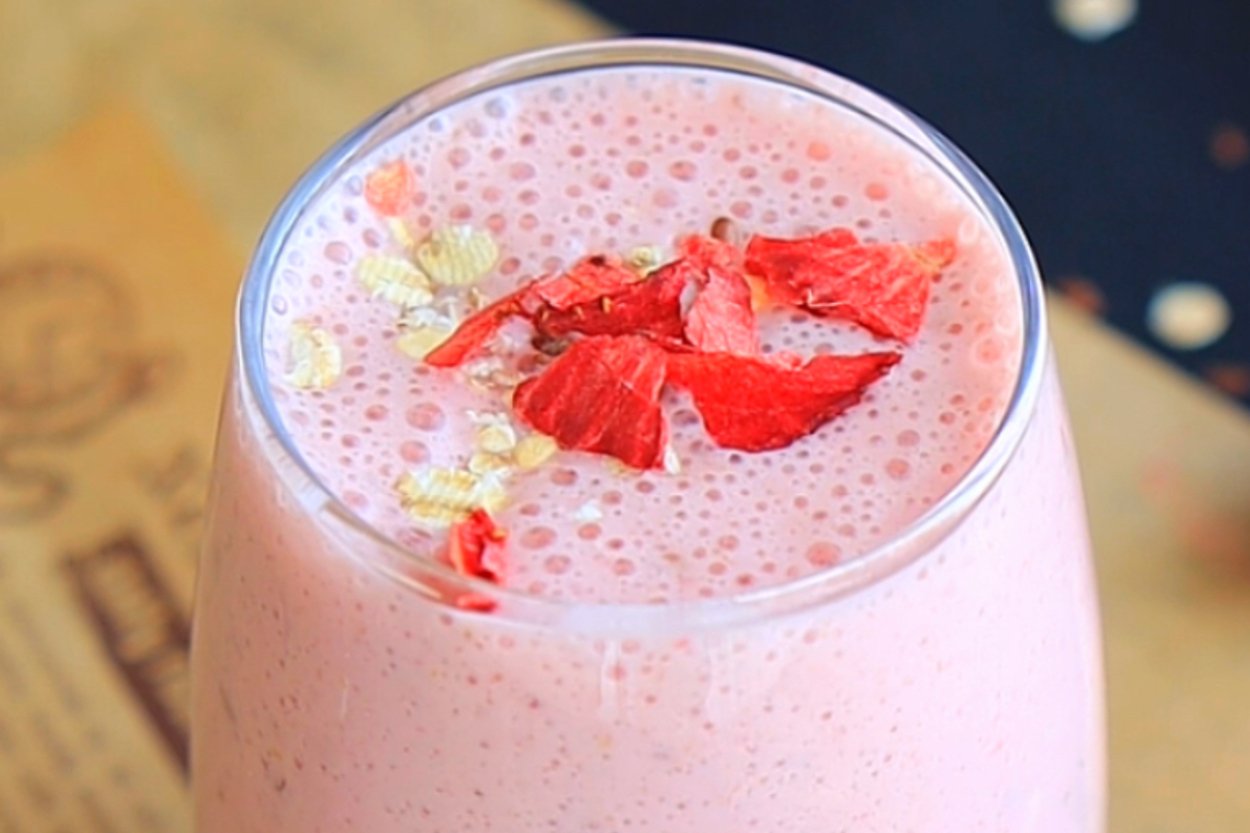 Çilek Yulaf ve Keten Tohumlu Smoothie Aşama 1