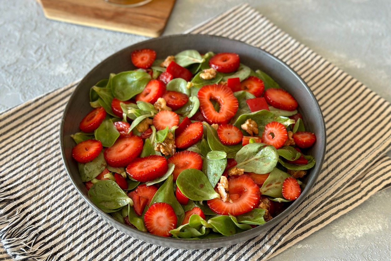 Çilek Salatası Tarifi