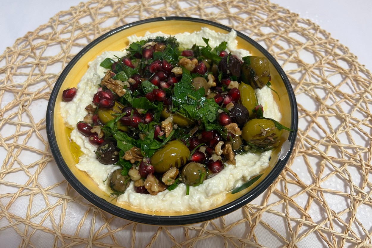 Peynir Soslu Zeytin Salatası Tarifi