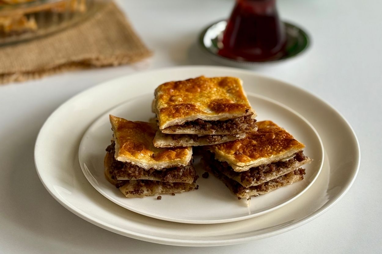 El Açması Kıymalı Börek Tarifi