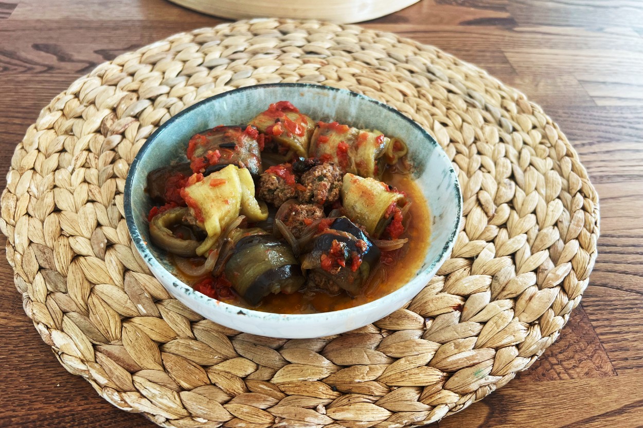 Salçalı Köfteli Patlıcan Sarma Tarifi