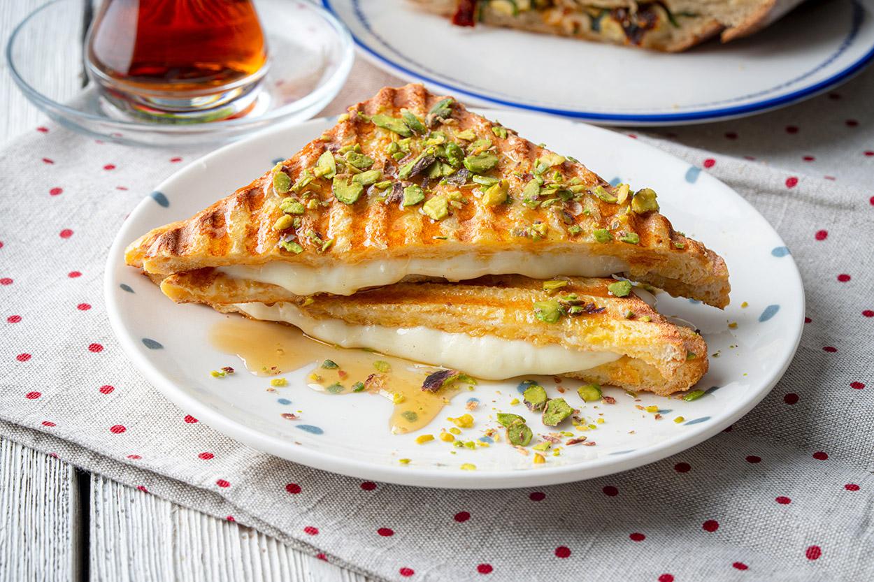 Ballı Peynirli Tost Tarifi
