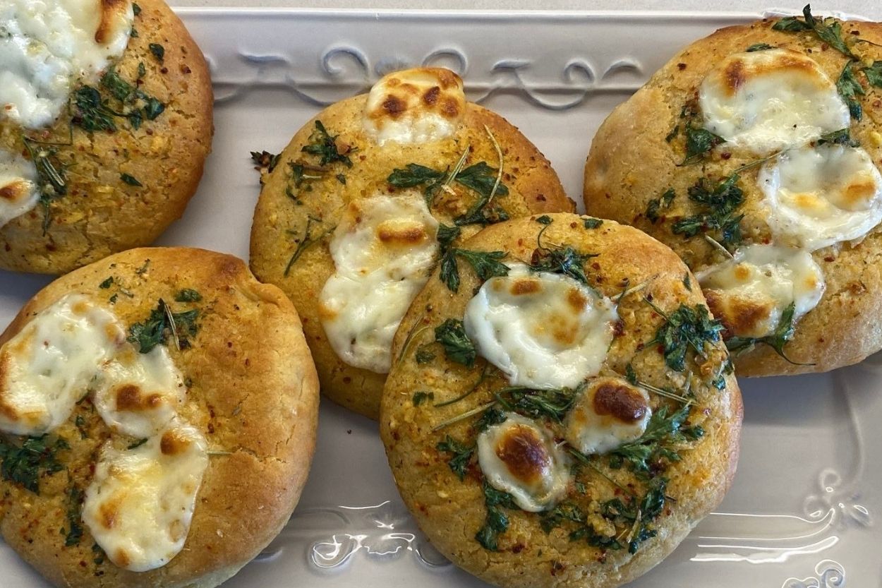 Çeşnili Sarımsaklı Ekmek Tarifi