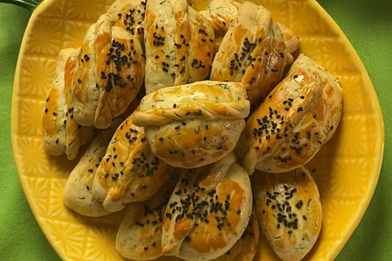 Dereotlu Peynirli Pastane Poğaçası Tarifi
