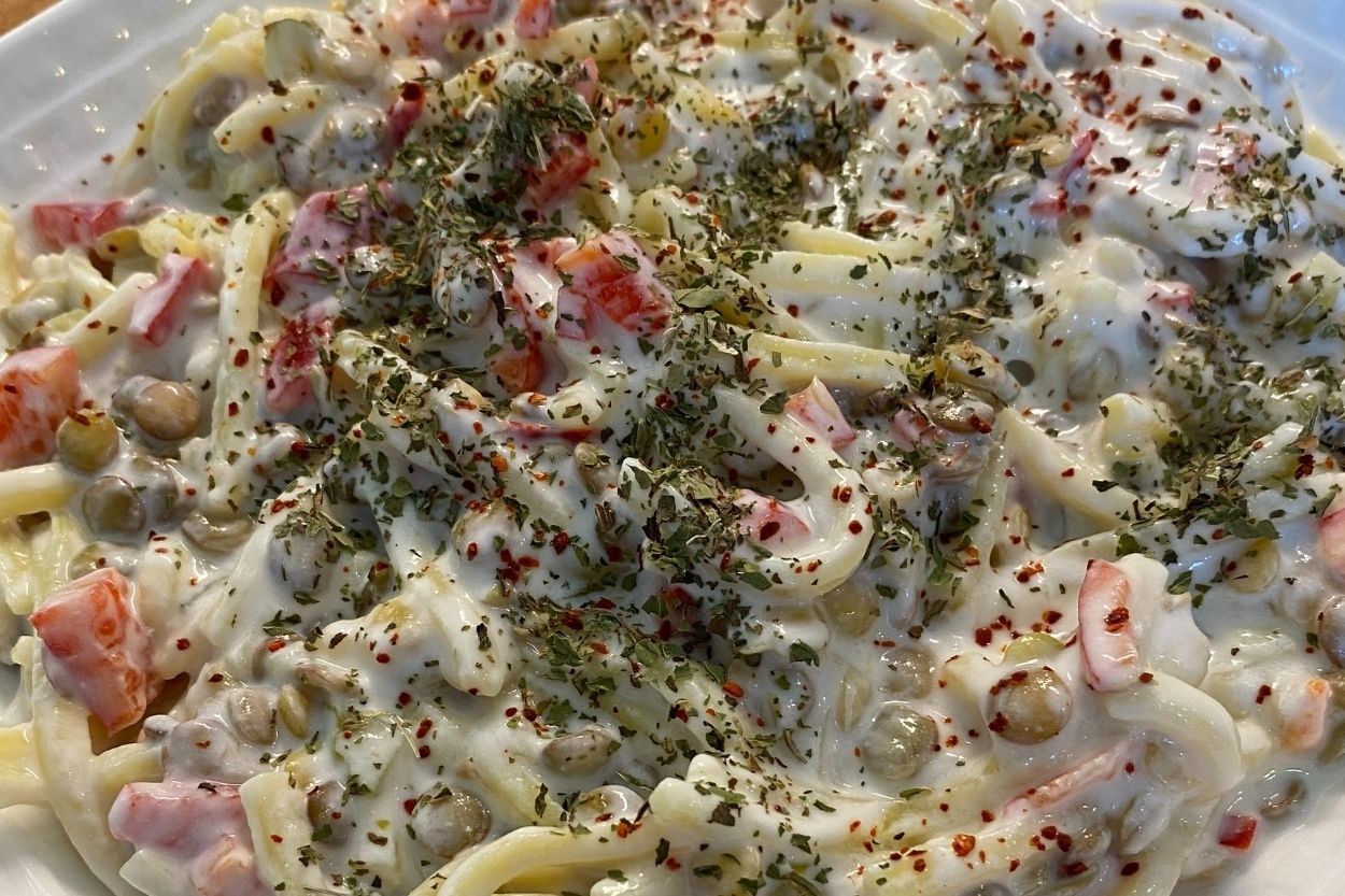 Yeşil Mercimekli Erişte Salatası Tarifi