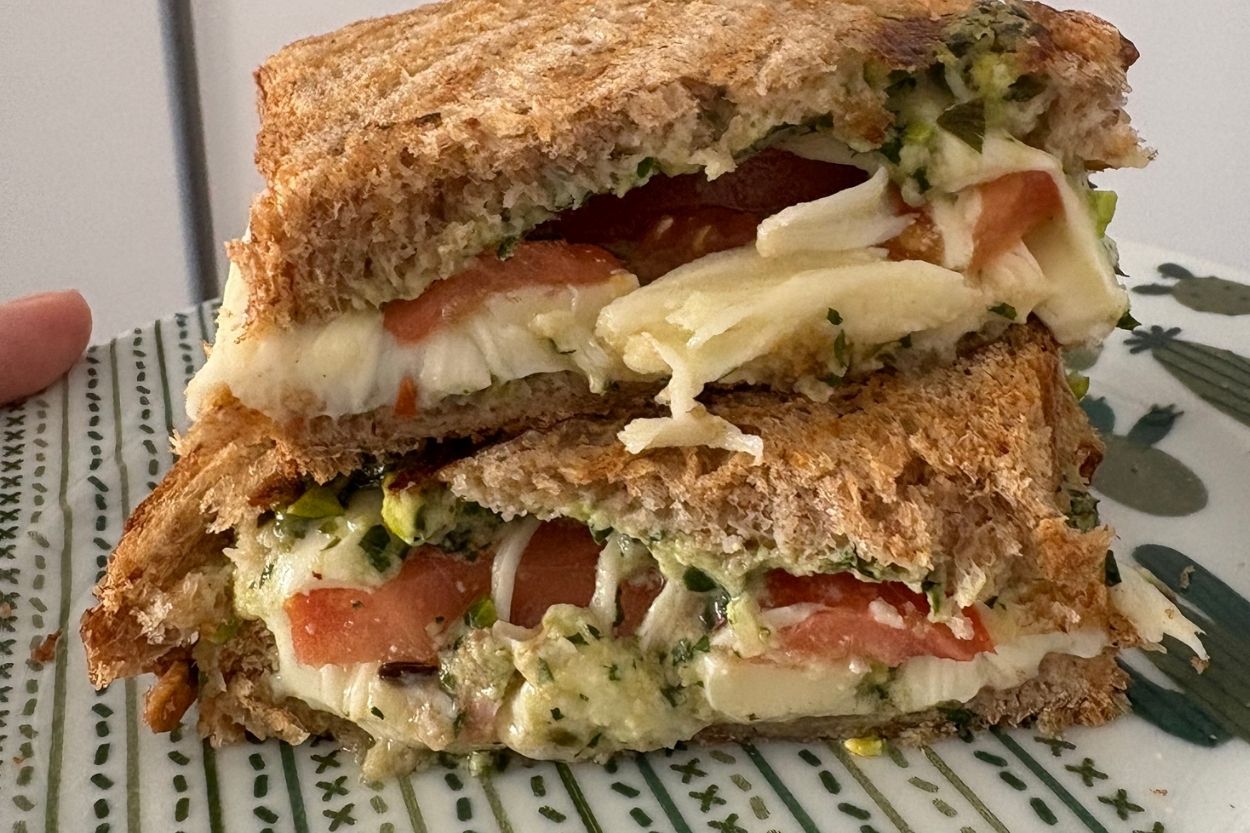 Fesleğen Soslu Tost Tarifi