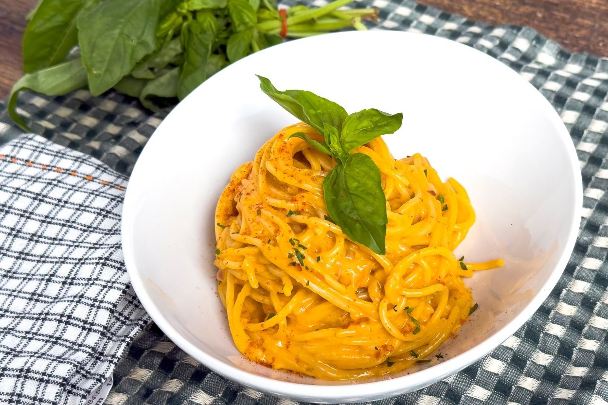 Karamelize Soğanlı Spagetti Tarifi