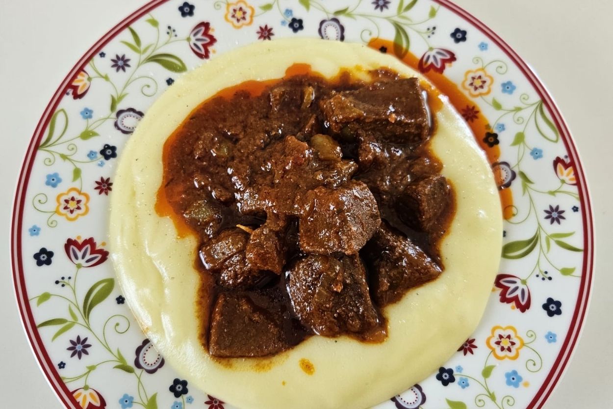Patates Püresi Yatağında Gulaş Tarifi