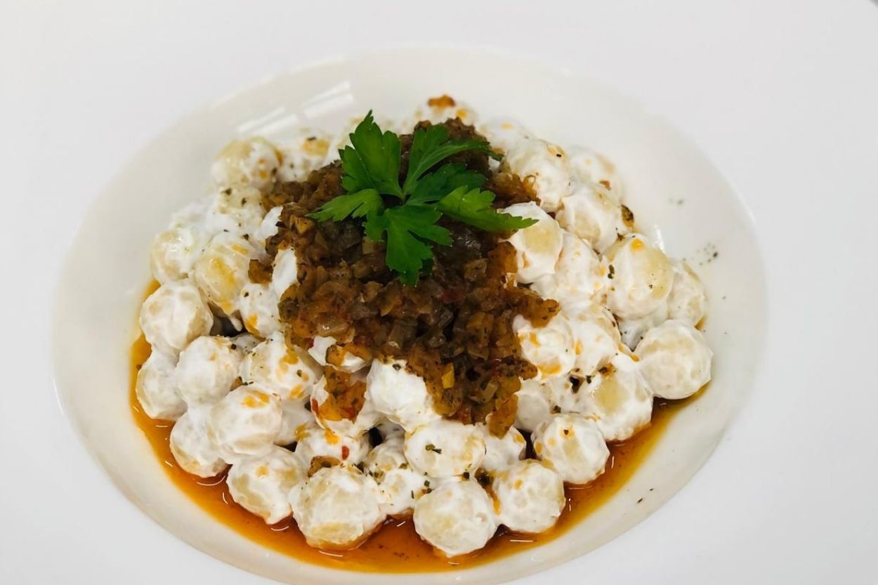 Soğan Soslu Yoğurtlu Bulgur Köftesi Tarifi