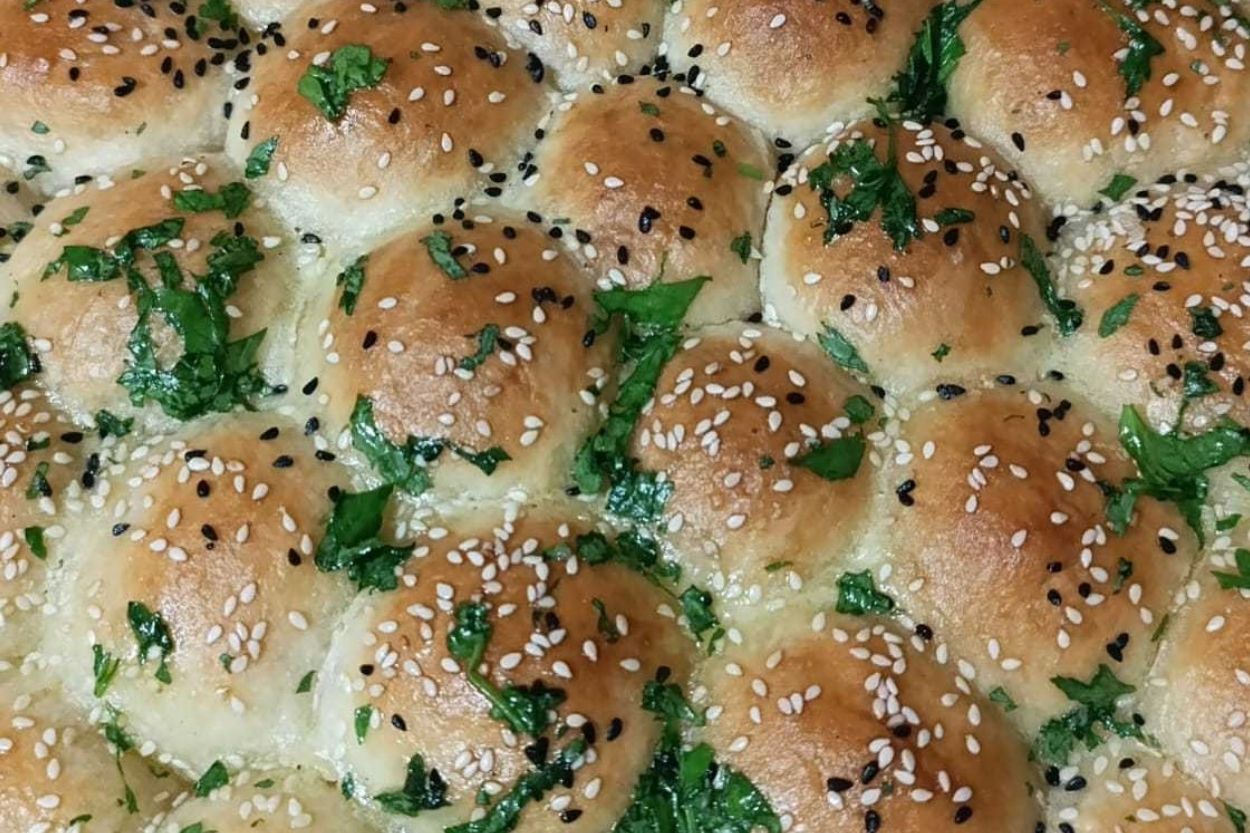 Tereyağlı Sarımsaklı Zeytinli Poğaça Tarifi